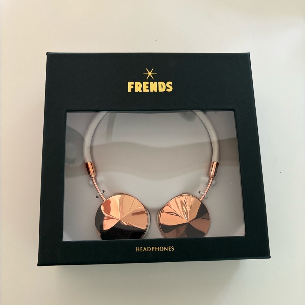 NWT FRENDS Taylor Wireless Headphones - Picture 4 of 9